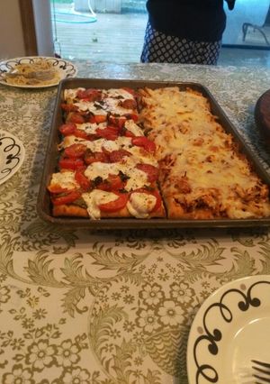 A picture of Barbecue and Caprese ぴっざxyź1 bread.