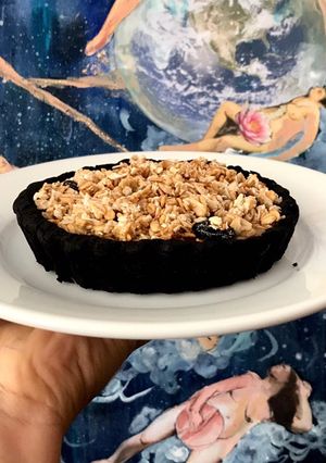 Una foto de Tartita Crocante de Banana con Masa de Algarroba🍌🥮