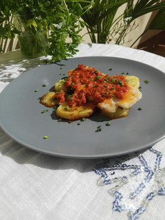 Una foto de Merluza con patatas y jamón