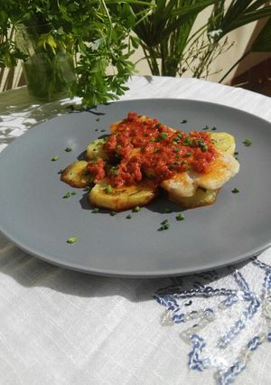 Una foto de Merluza con patatas y jamón
