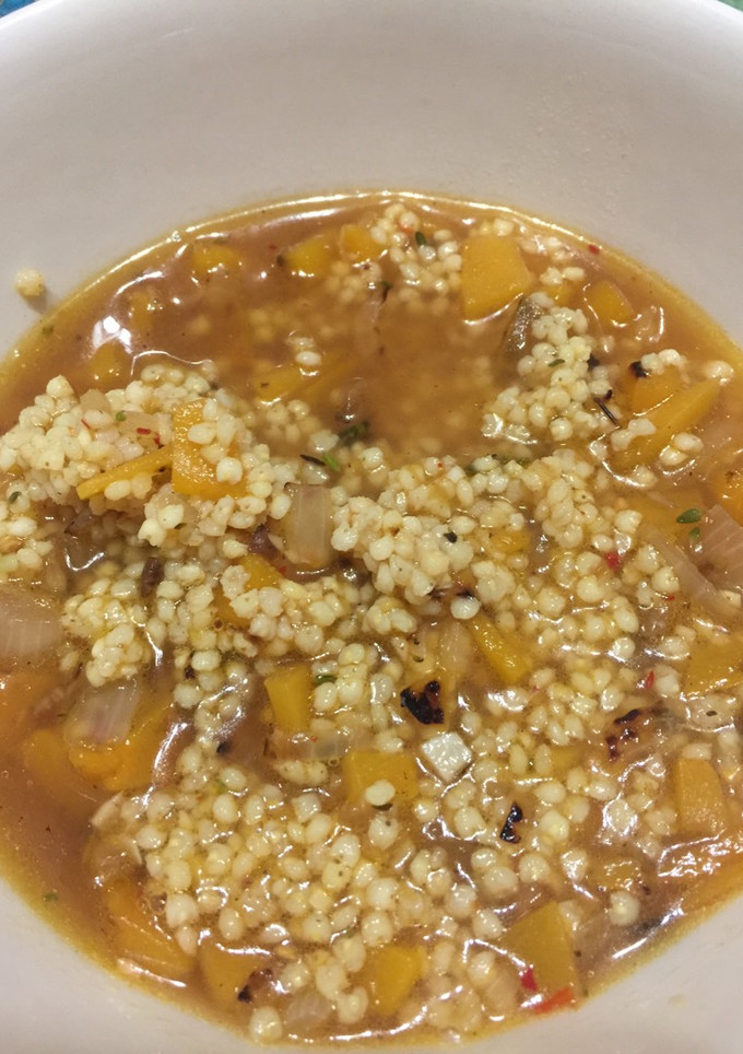 Una foto de Sopa de calabaza y mijo