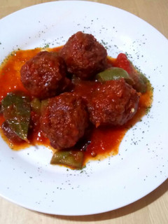 Una foto de Albóndigas en salsa de tomate y pimientos