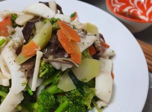 Hình của món Mực mai (mực nang) xào súp lơ xanh.