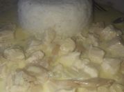 Una foto de strogonoff pollo