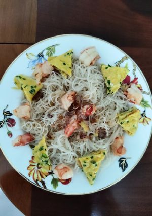 Hình của món Bún gạo xào tôm trứng.