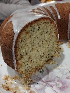 Una foto de Budín de limón 🍋 con semillas de amapola