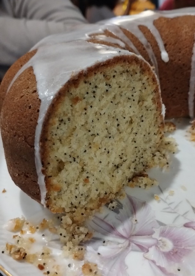 Una foto de Budín de limón 🍋 con semillas de amapola