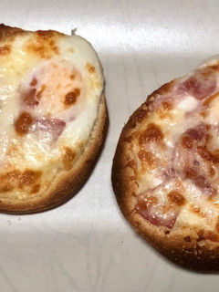 Una foto de Mollete al horno con huevo, queso y bacon