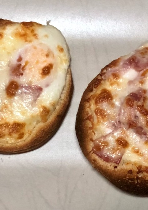 Una foto de Mollete al horno con huevo, queso y bacon
