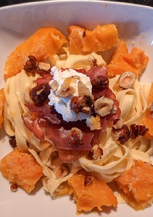 Une photo de Pâte fraîche au potimarron breseola chèvre et noisettes