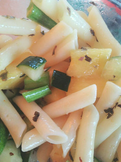 Una foto de 🌿 Ensalada de pasta al curry con apio, piña y pepino
