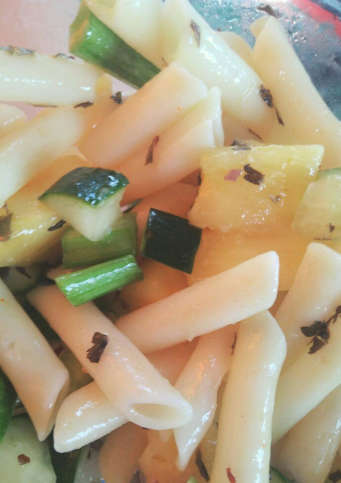 Una foto de 🌿 Ensalada de pasta al curry con apio, piña y pepino