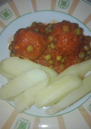 Albóndigas - spanyol paradicsomos húsgombóc borsóval gluténmentesen recept fotója