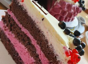 O poză a rețetei Tort cu fructe de pădure, cremă mascarpone și frișcă.