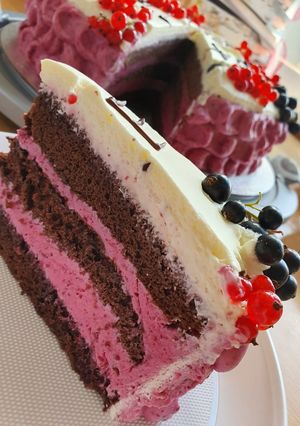 O poză a rețetei Tort cu fructe de pădure, cremă mascarpone și frișcă.