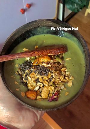 Hình của món Sinh tố Bó Xôi hạt chia ăn cùng hạt granola giảm cân healthy ít kalo.