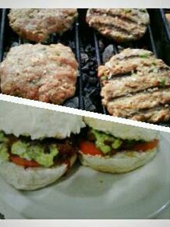 Una foto de Hamburguesas de paleta de cerdo y guacamole