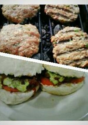 Una foto de Hamburguesas de paleta de cerdo y guacamole