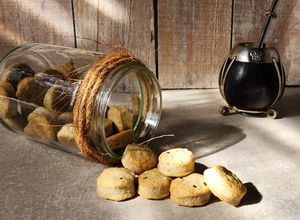 Una foto de 🍘🧀 Galletitas saladas de queso roquefort con semillas de sésamo 🧀🍘 5 ingredientes