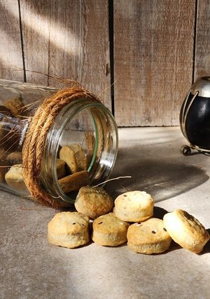 Una foto de 🍘🧀 Galletitas saladas de queso roquefort con semillas de sésamo 🧀🍘 5 ingredientes