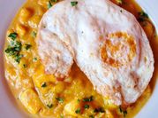 Una foto de locro peruano