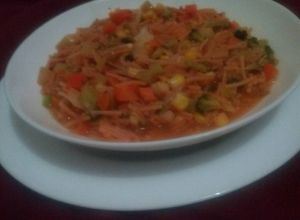 Una foto de Sopa con verduras y salsa a tu gusto