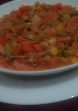 Una foto de Sopa con verduras y salsa a tu gusto