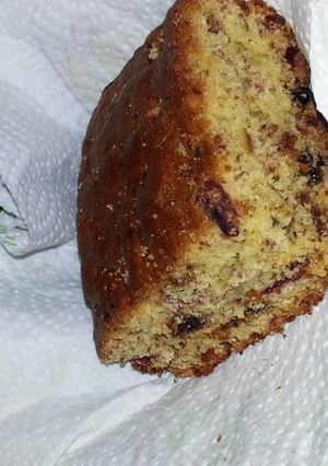 A picture of Dried fruit_yellow cake.