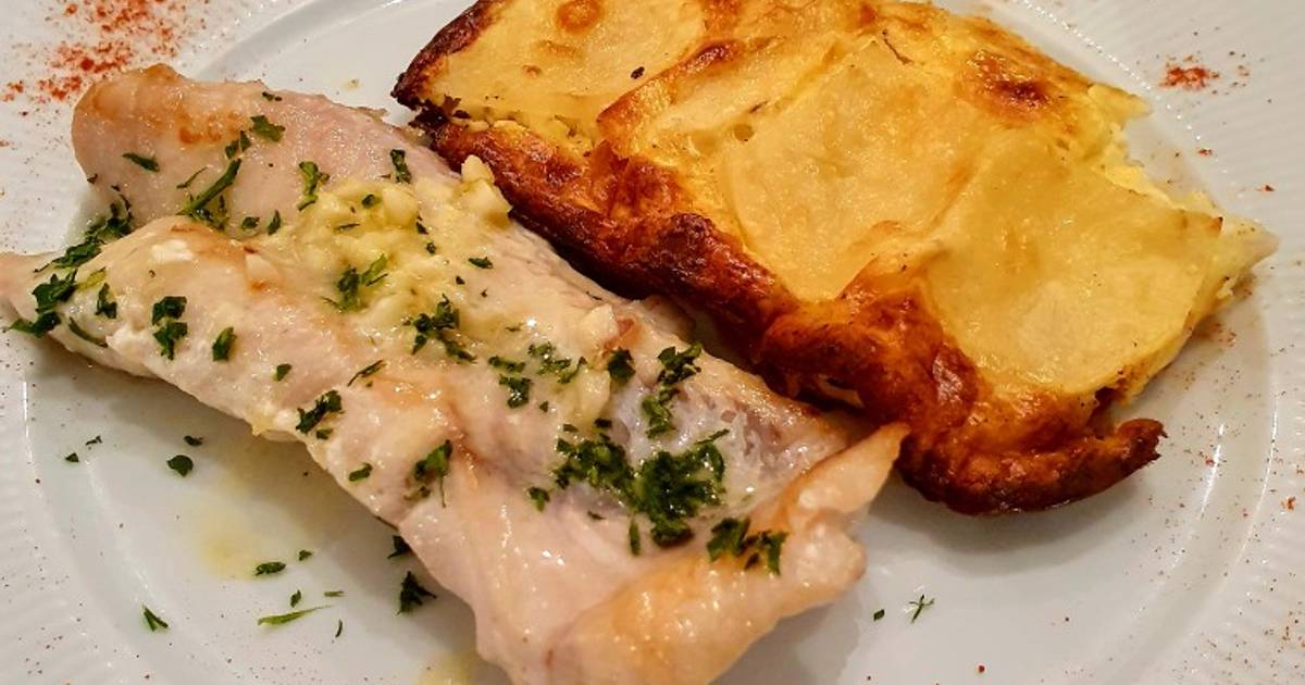 Lomito de atún al ajillo con gratín dauphinosis Receta de Aurea Dias-  Cookpad