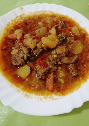 Una foto de Carne guisada con patatas y champiñones