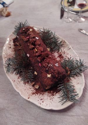 Une photo de Bûche vanille mousse aux châtaignes et écorces d’oranges confites
