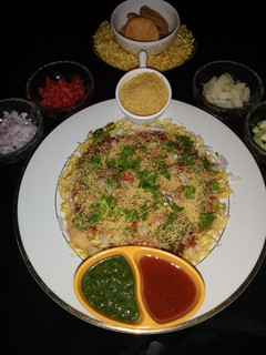 कुरमूरा पापड़ी चाट (Kurmura Papdi Chaat recipe in Hindi) रेसिपी मुख्य फोटो