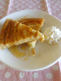 A picture of Round French Toast Made with Bread Crust.