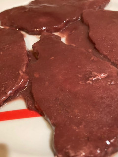 Una foto de Lomo con salsa de vino tinto y fresas