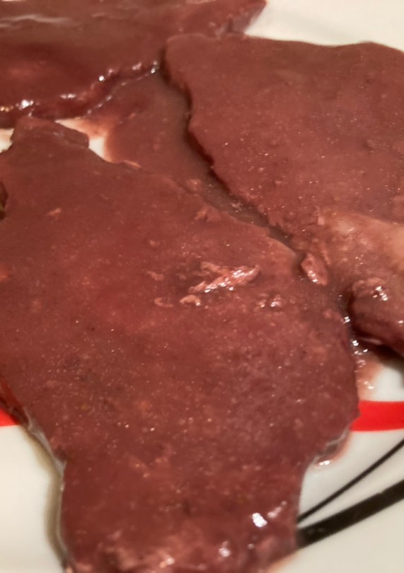 Una foto de Lomo con salsa de vino tinto y fresas