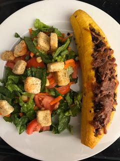 Una foto de Canoa de plátano rellena de carne