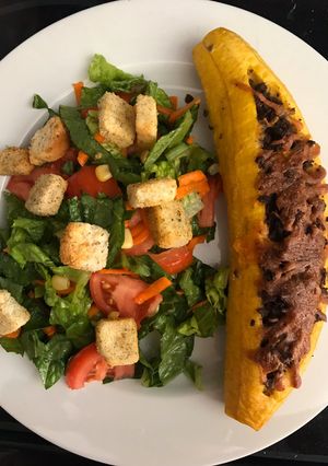 Una foto de Canoa de plátano rellena de carne