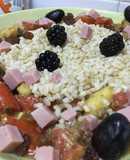 Ensalada de arroz y frutas con pavo y atún
