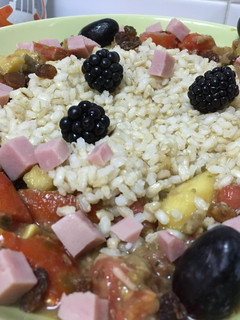 Una foto de Ensalada de arroz y frutas con pavo y atún