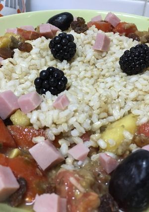 Una foto de Ensalada de arroz y frutas con pavo y atún