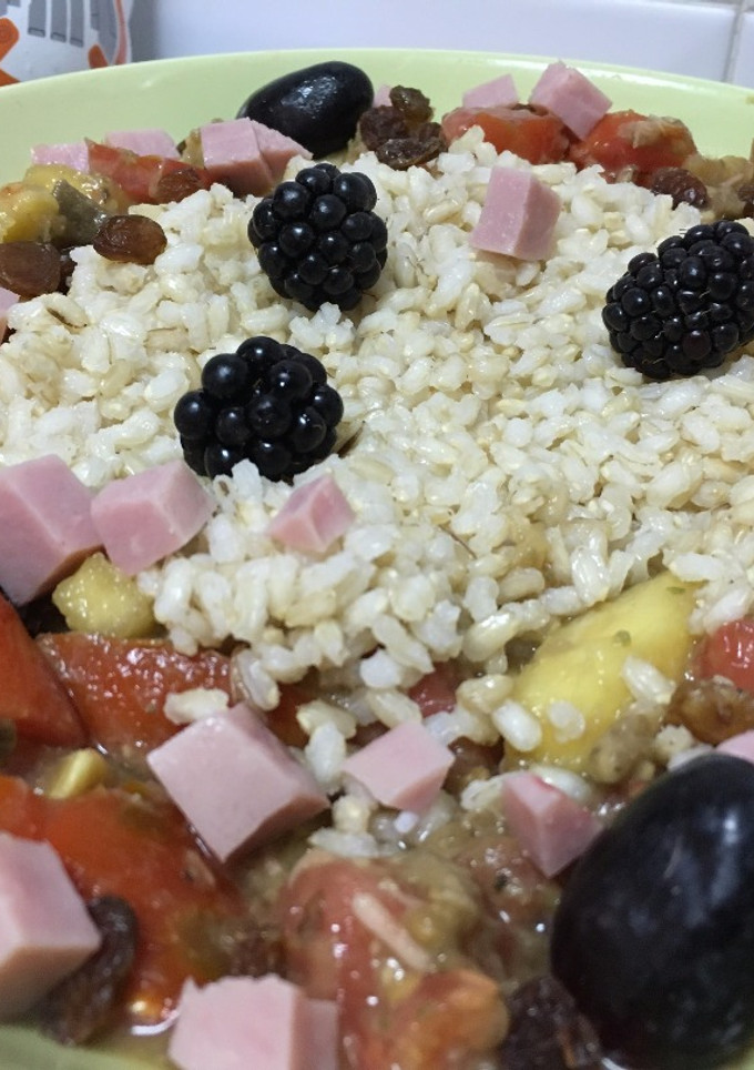 Una foto de Ensalada de arroz y frutas con pavo y atún