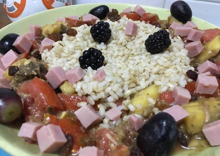 Ensalada de arroz y frutas con pavo y atún