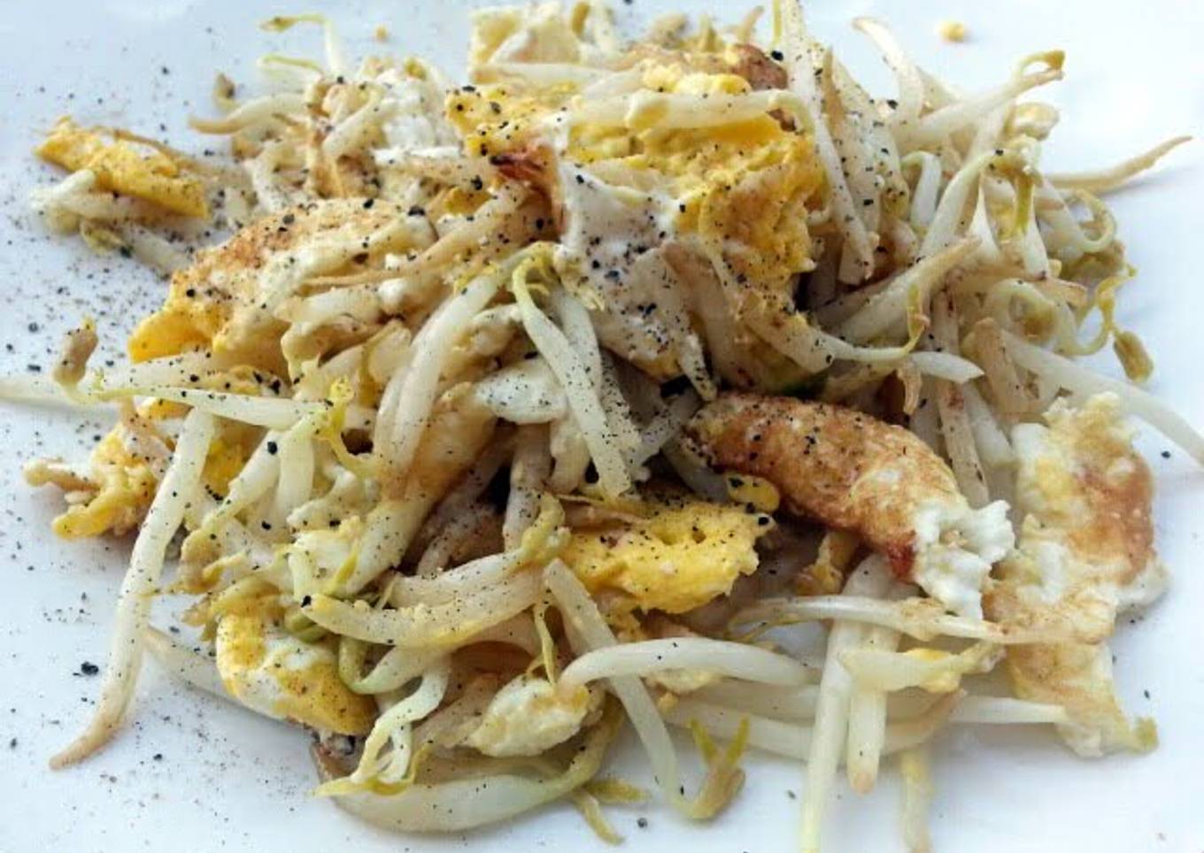 Fried Eggs With Bean Sprouts