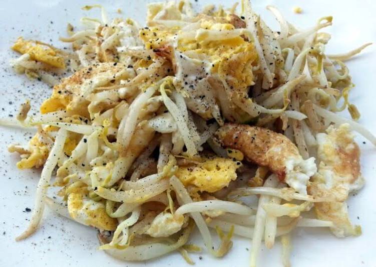 Recipe of Ultimate Fried Eggs With Bean Sprouts