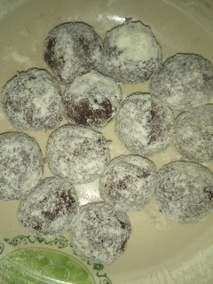 A picture of Coco-Nut balls.