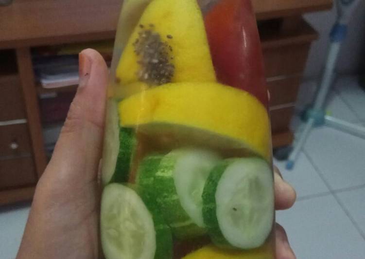 Cara termudah untuk Terbaik SempurnaInfuse water : lemon🍋+cucumber+tomato🍅+chia seed+honey🍯