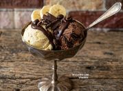 Una foto di gelato alla panna