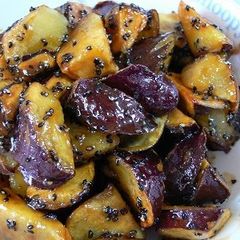 A picture of Daigaku Imo (Deep-Fried & Caramelized Sweet Potatoes) in a Rice Cooker.