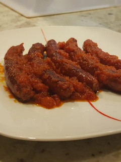 Una foto de Salchichas frescas con salsa de tomate