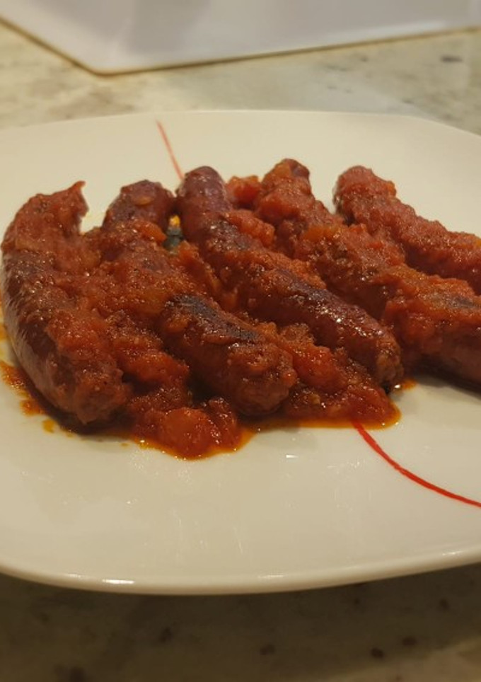 Una foto de Salchichas frescas con salsa de tomate